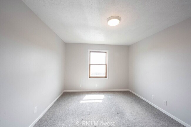 Building Photo - "Charming 2-Bed Oasis with 1.5 Baths in Sh...