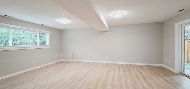 Building Photo - Stunning 4 bedroom House in an amazing location of Puyallup!