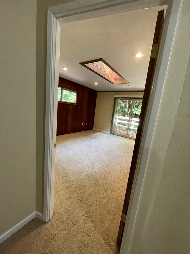 Building Photo - 4 bed, 3 bath split-level home in a private, forested setting (Bayside)