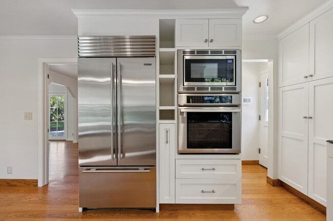 Building Photo - Beautifully Appointed Atherton Estate with...