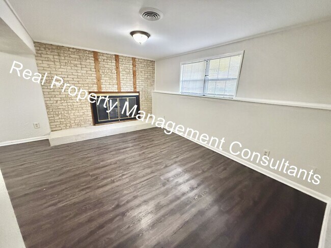 Building Photo - Beautifully Updated Split-Level Home in Blue Springs