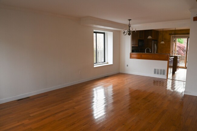 Building Photo - Charming Townhouse on Verbeke St