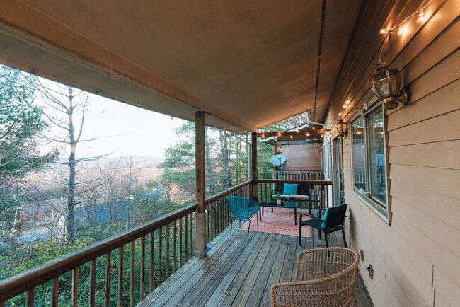 Building Photo - 722 Liberty Bell Blvd