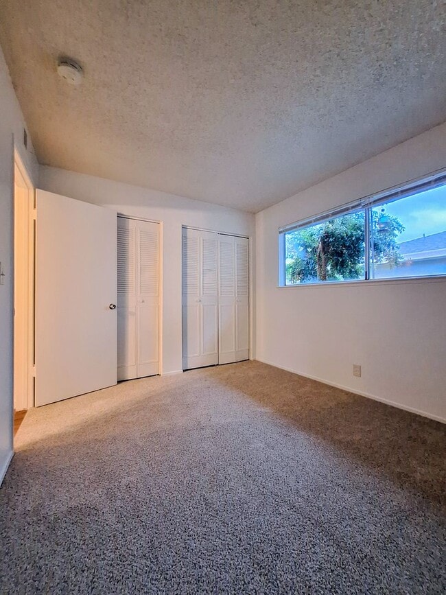 Building Photo - Ground Floor 2bd Condo With On-site Laundry, Carport, & Pool!