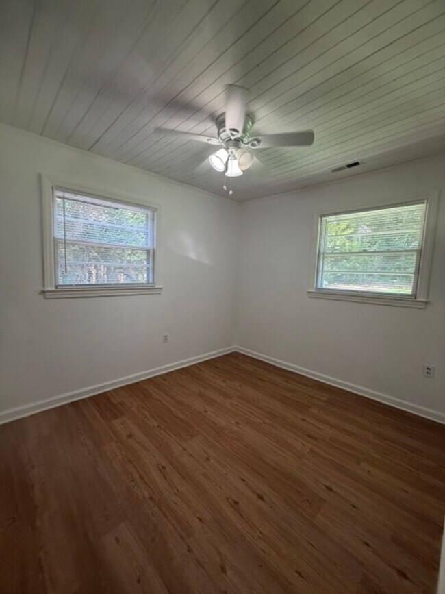 Building Photo - 2 Bedroom, 1 Bath home nestled in the heart of Maryville city in historic Sunset View.