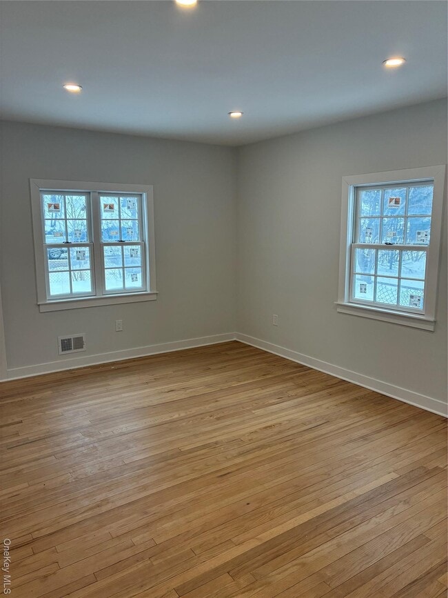 Building Photo - 204 E Shore Rd