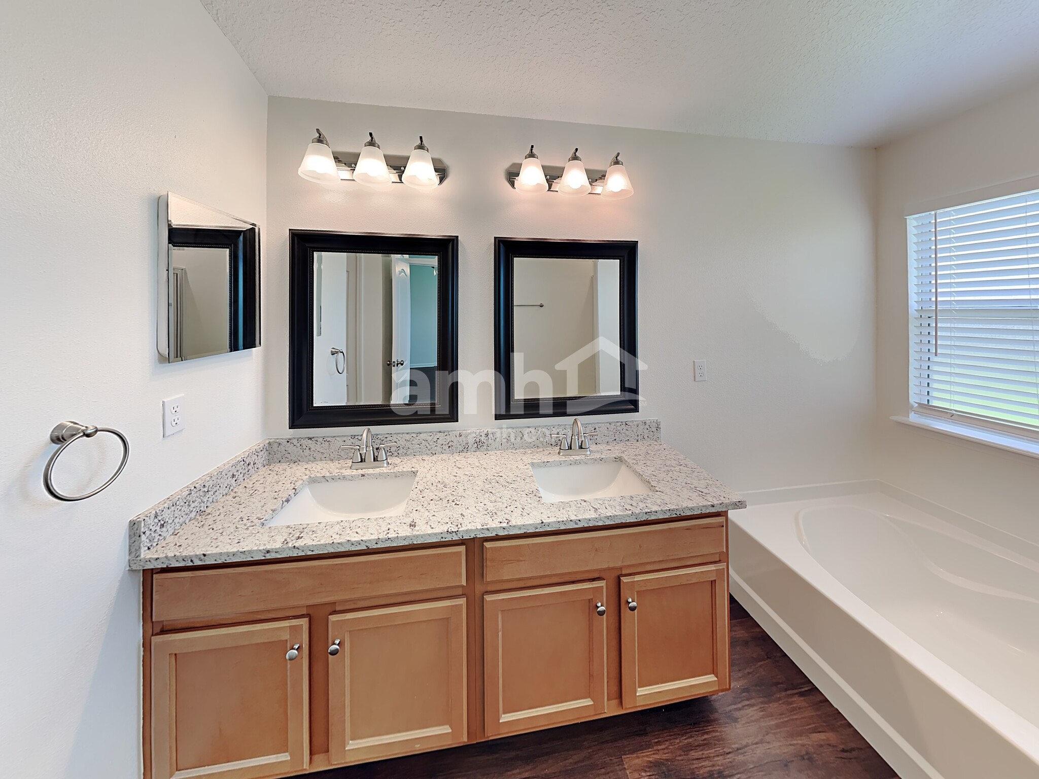Building Photo - 2842 Woodstone Dr