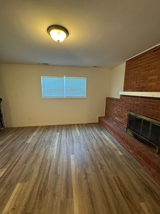 Building Photo - 4335-4335 W Bethany Dr