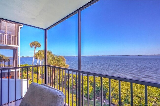 Building Photo - 10 NE Plantation Rd