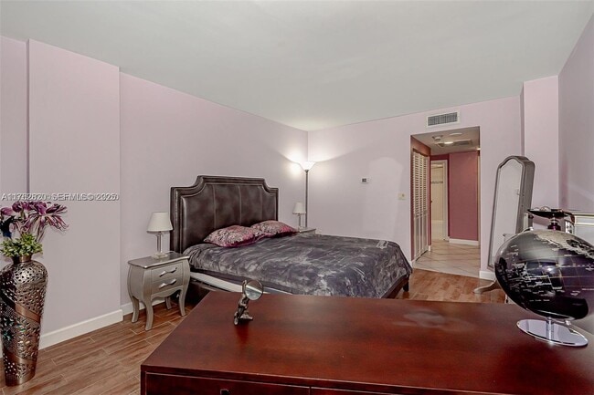 Building Photo - 500 Bayview Dr