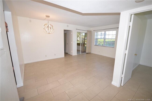 Building Photo - 1566 SE Royal Green Cir