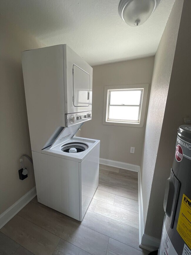 Building Photo - Spacious Clearwater Home with Modern Comforts with Private Backyard! 2bed | 1Bed