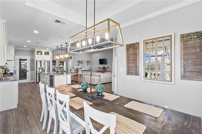 Building Photo - Spacious 4 or 5 Bedroom Home for Rent | Desirable Southside Location