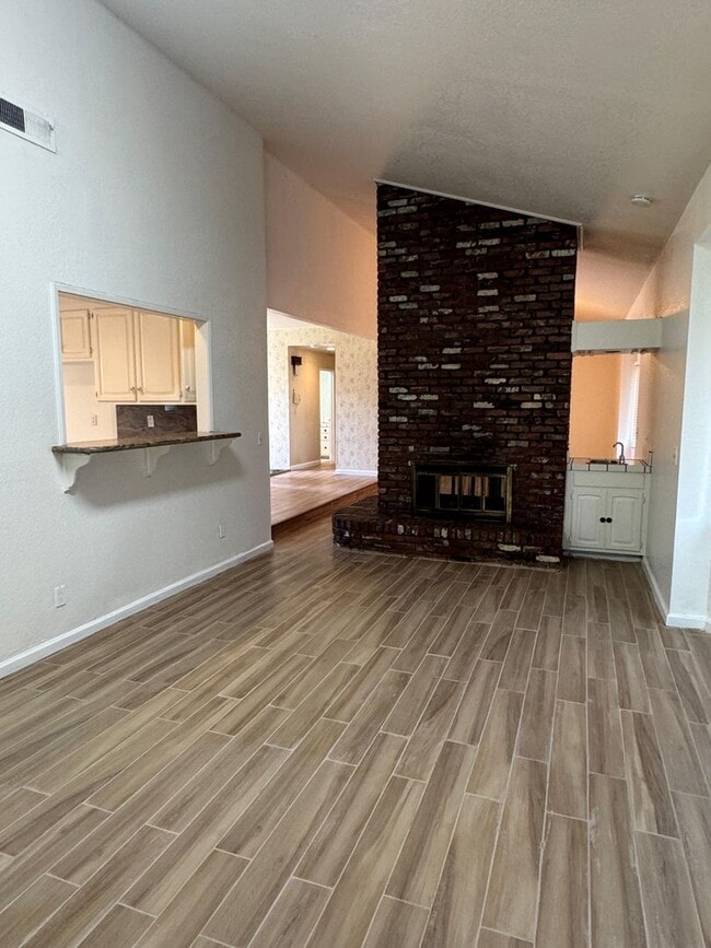 Building Photo - 4bed 3bath