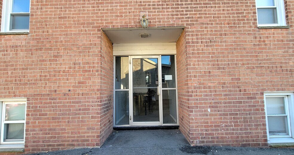 Right door access - 17 Cuozzo St