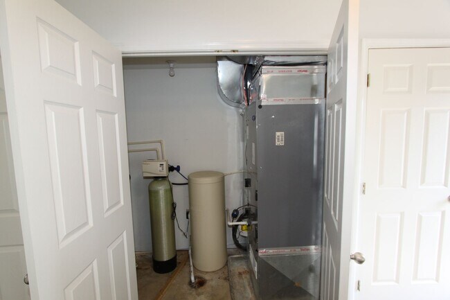 Building Photo - 4 bed, 3.5 bath, Townhome in Bunker Hill, WV