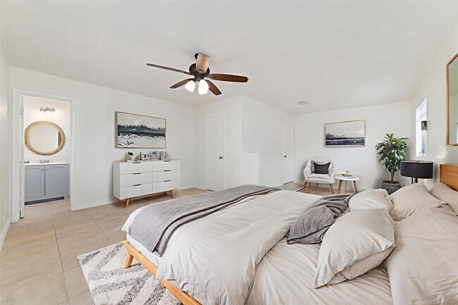 Building Photo - 5711 Longforest Dr