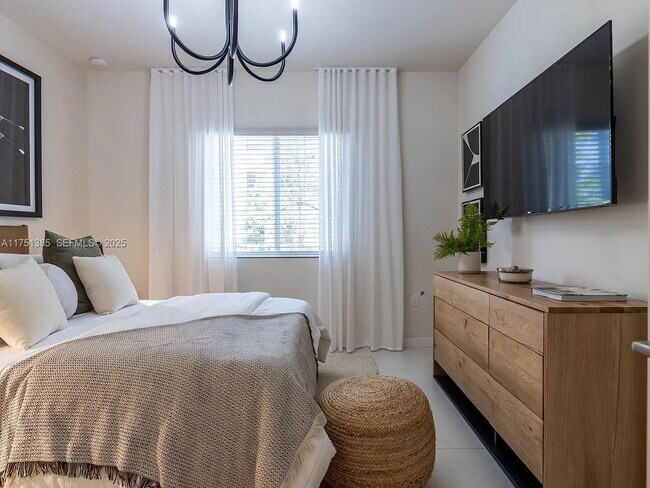 Building Photo - 618 NE 2nd St