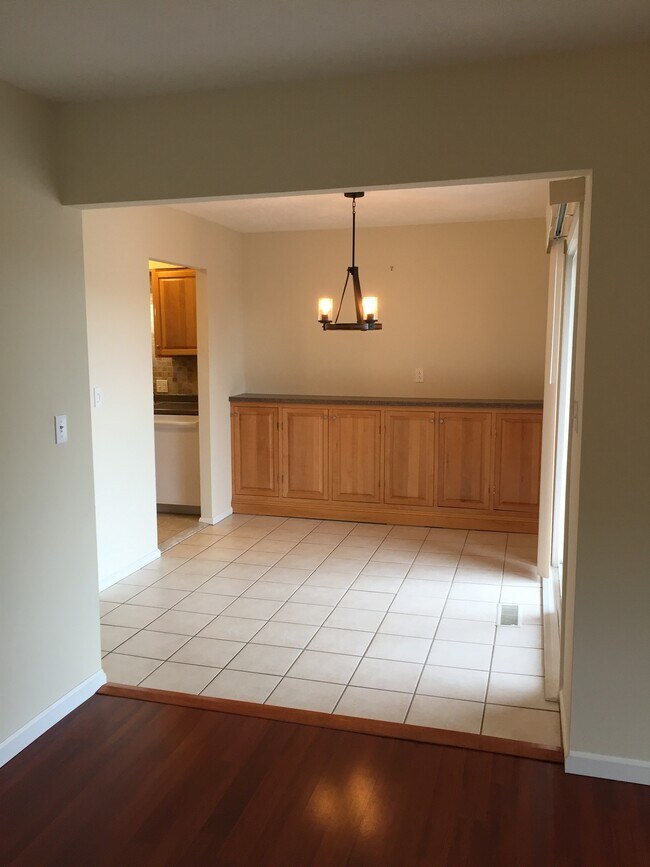 Building Photo - 2231 Glouchester Dr