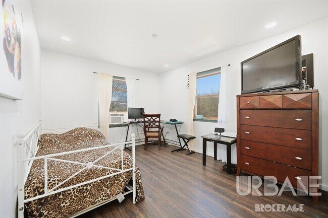 Building Photo - Stunning Mid Century American Ranch