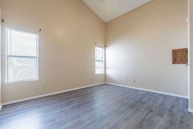 Building Photo - Bright, Spacious & Ready to Welcome You Ho...