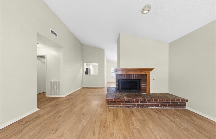 Building Photo - 702 Woodcrest Dr