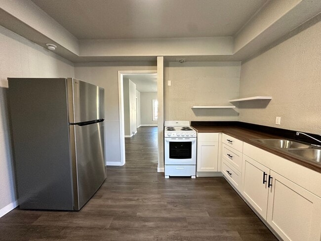 Building Photo - Five Bedroom House Available in Battle Creek