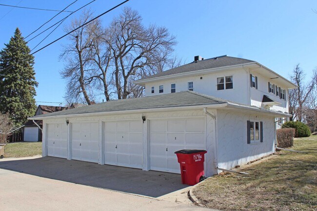 Building Photo - Fully Furnished!