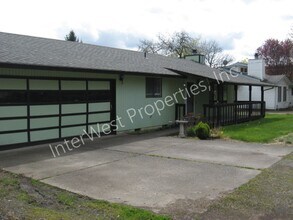 Building Photo - Ranch-Style Home in Beaverton with Fenced ...