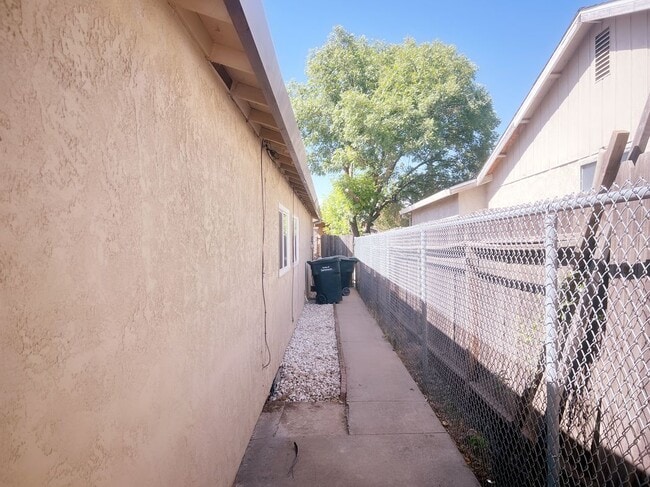 Building Photo - 9528 Mirandy Dr