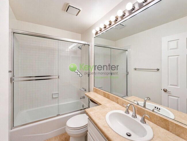 Building Photo - Beautifully renovated single-level condo in gated Newport Baycrest