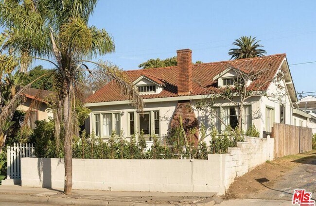 Building Photo - 818 Palms Blvd