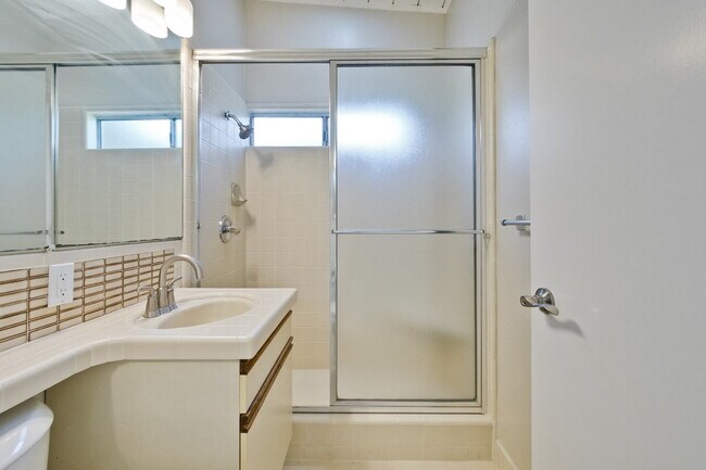 Building Photo - Nice Single Level Eichler Home in the Gree...