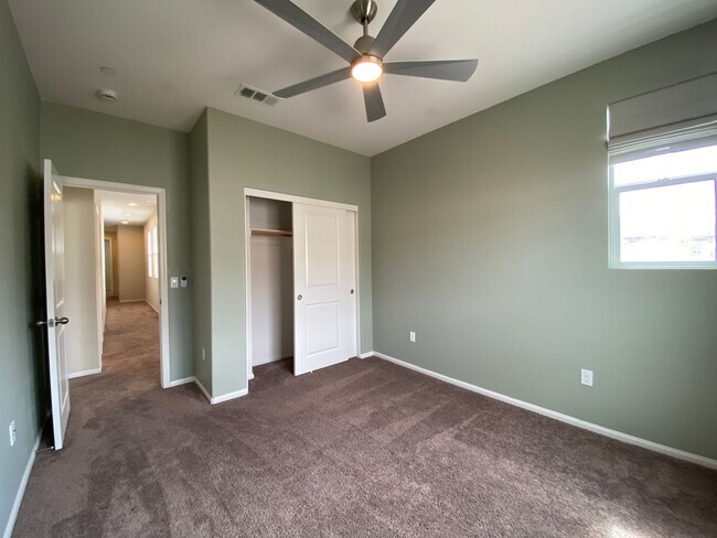 Building Photo - Beautiful 5 Bedroom/3 Bath Oceanside Home in Dixie Village