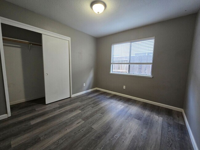 Building Photo - 3313 Jamestown Dr