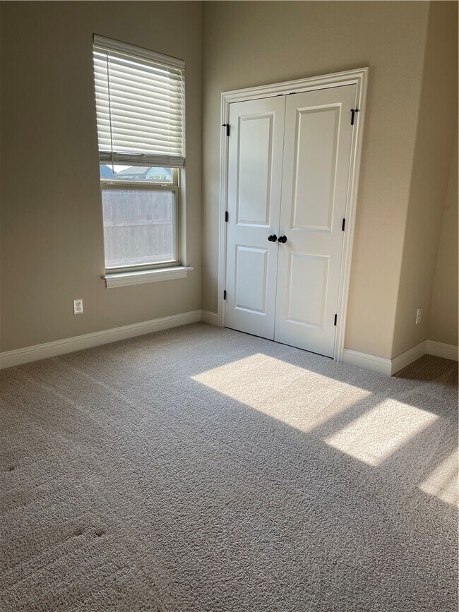 Building Photo - 1506 SW Edinburgh Ave