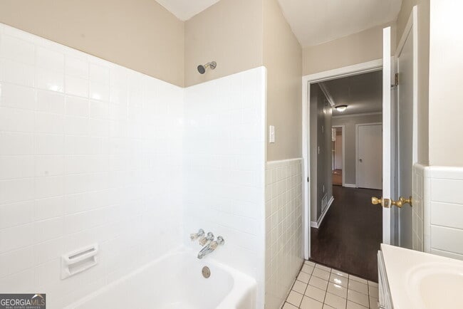 Building Photo - 1090 Longshore Dr
