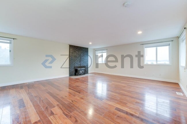 Building Photo - 10123 Cornell Ave S