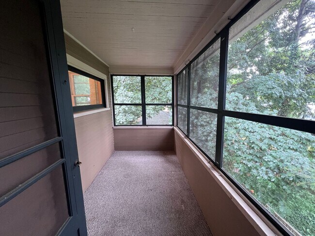 Building Photo - Large 3 Bedroom Duplex with Washer/Dryer - Water included!