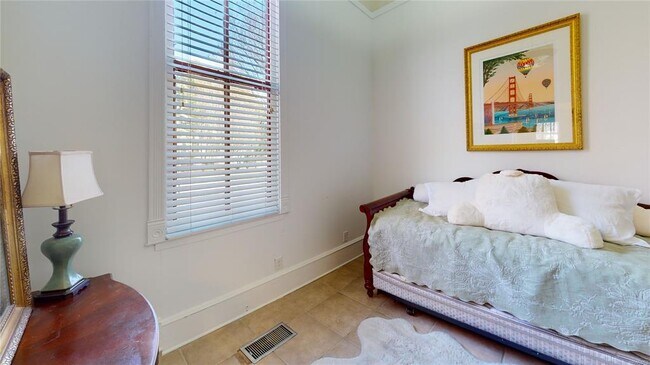 Building Photo - 648 Clayton St