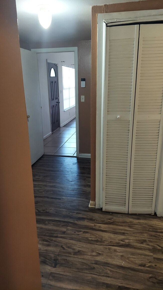 Building Photo - 2112 Limoges Dr E