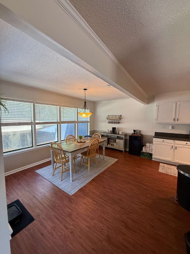 Building Photo - "Charming 3-Bedroom Townhouse Retreat in Beaufort - Spacious 1742 sq ft on Battery Lane!"