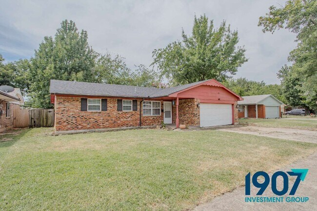 Building Photo - 1618 Village Dr