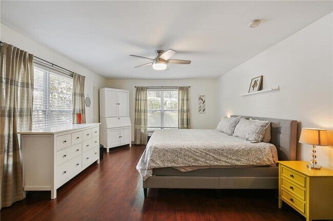 Building Photo - 1002 Madison Ln S E