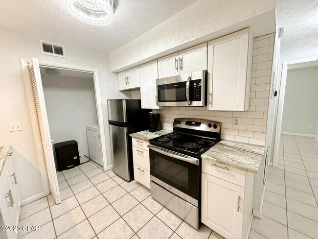 Building Photo - 4113 Holiday Dr