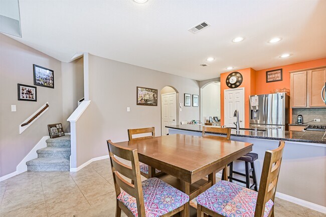 Building Photo - 2411 Lakecrest Town Dr