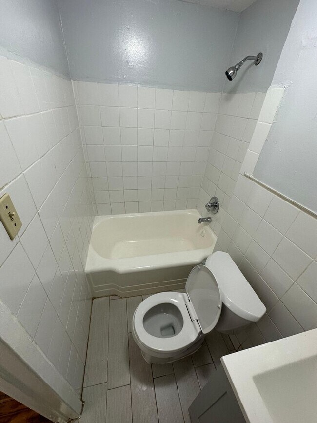Building Photo - Fully Renovated 3/2 Available for Immediat...