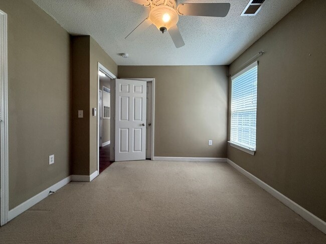 Building Photo - 1860 Crest Hollow Dr