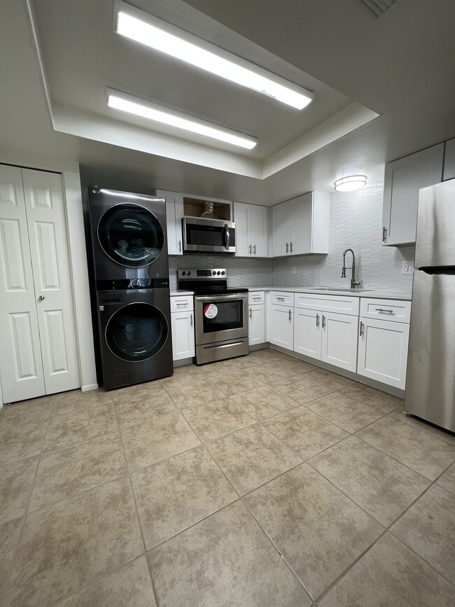 New kitchen - 1078 W Flint St