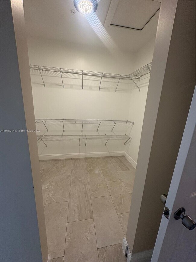 Building Photo - 819 E 26th St